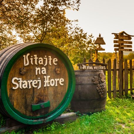 Drevený sud s nápisom Vitajte na Starej Hore pri vstupe do vinohradu